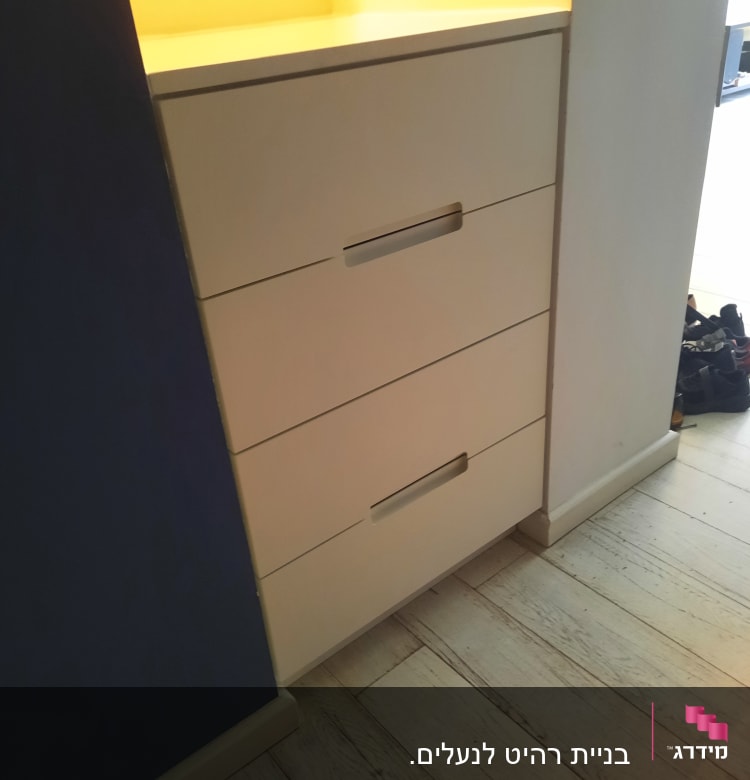 ארון מגירות עץ עם ידיות שקועות